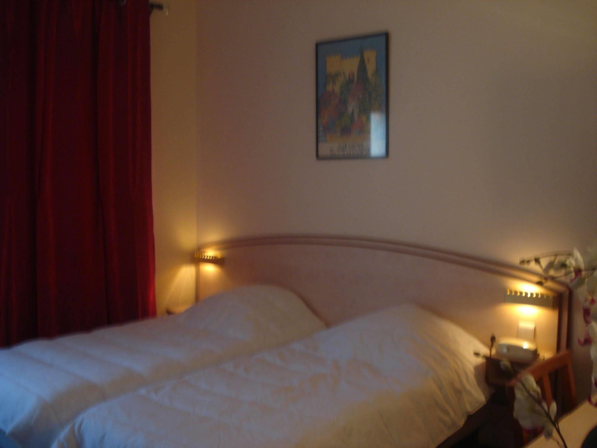 Le Terminus Hotel Tarascon Buitenkant foto